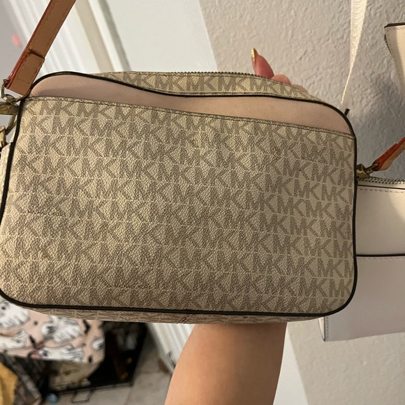 Michael Kors Cream Logo Crossbody with Pink Trim and Gold Chain - Picture 4 of 4